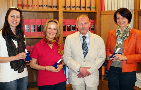Freude bei den Gewinnern. V.l.: Constanze Kammel, Ursula Herrl. Rechtsanwalt Peter Rau und Alexandra von der Heydt. Freude bei den Gewinnern. V.l.: Constanze Kammel, Ursula Herrl. Rechtsanwalt Peter Rau und Alexandra von der Heydt.