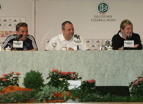 4. Juni 2004: Vorstellungs-Pressekonferenz der beiden Jungstars Lukas Podolski und Bastian Schweinsteiger (rechts) mit dem damaligen DFB-Pressechef Harald Stenger in der Mehrzweckhalle in Winden.

REGIOTRENDS-Exklusiv-Foto: Reinhard Laniot