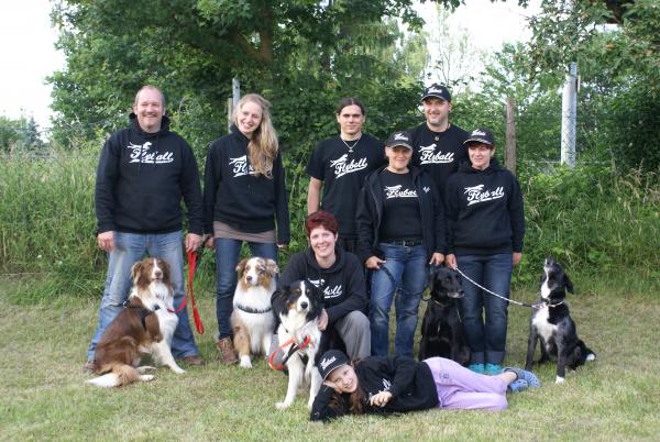 Marco Frizenschaf mit Buck; Rebecca Belle mit Milo; Boxenloader Myron Fedick; Flyball Trainer Thomas Schinköth; Marion Frizschaf mit Spence; Ellen Schinköth mit Steven; Marilen Fedick mit Gina und Ballmädchen Lisa Vivien Schinköth (v.l.n.r.) sind mit diesem erfolgreichen Turnierverlauf vollauf zufrieden. 