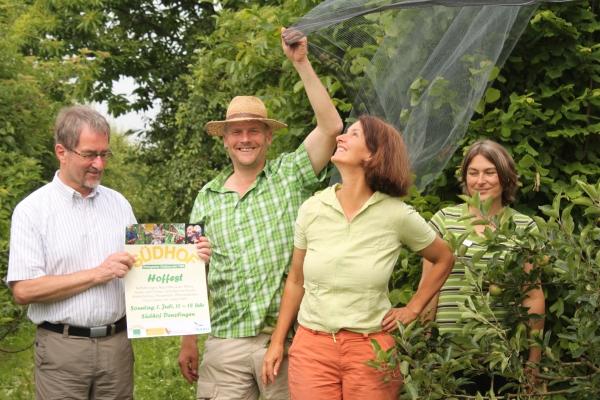 Gut beschützt unter den neuen Hagelnetzen: Die Organisatoren des Hoffestes am 1. Juli auf dem Denzlinger Südhof: Dr. Martin Neub vom NABU, Christoph und Stephanie Höfflin, Südhof und Ute Pauer vom Landwirtschaftsamt Emmendingen.
Foto: Silke Tebel-Haas, Landratsamt Emmendingen
Gut beschützt unter den neuen Hagelnetzen: Die Organisatoren des Hoffestes am 1. Juli auf dem Denzlinger Südhof: Dr. Martin Neub vom NABU, Christoph und Stephanie Höfflin, Südhof und Ute Pauer vom Landwirtschaftsamt Emmendingen.
Foto: Silke Tebel-Haas, Landratsamt Emmendingen