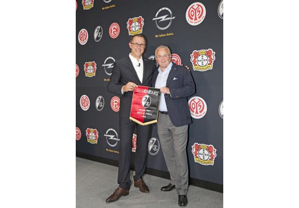 Opel-Strategievorstand Dr. Thomas Sedran mit dem Ersten Vorsitzenden des SC Freiburg, Fritz Keller.
Opel-Strategievorstand Dr. Thomas Sedran mit dem Ersten Vorsitzenden des SC Freiburg, Fritz Keller.