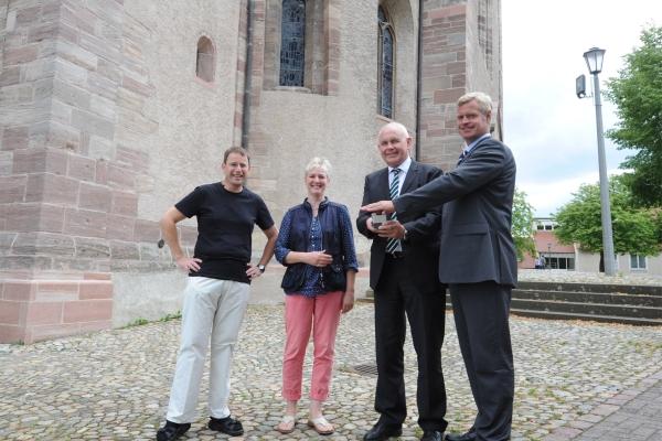Von links nach rechts - Pfarrer Werner Bauer, Karolina Allgaier (stellvertretende Vorsitzende des Pfarrgemeinderates), Badenova-Vorstand Mathias Nikolay und Breisachs Bürgermeister Oliver Rein (ganz rechts). Von links nach rechts - Pfarrer Werner Bauer, Karolina Allgaier (stellvertretende Vorsitzende des Pfarrgemeinderates), Badenova-Vorstand Mathias Nikolay und Breisachs Bürgermeister Oliver Rein (ganz rechts).