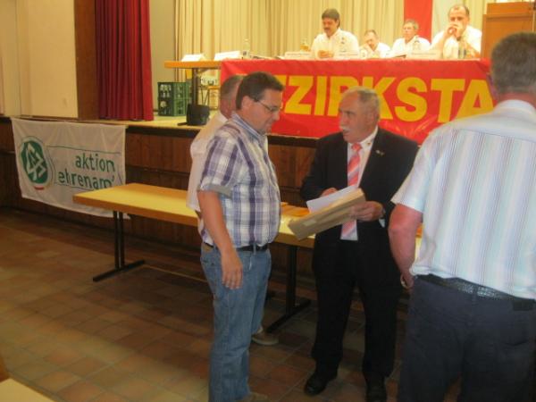 Fritz Heil (links) erhielt vom Bezirksvorsitzenden Manfred Müller Ehrennadel samt Urkunde. Fritz Heil (links) erhielt vom Bezirksvorsitzenden Manfred Müller Ehrennadel samt Urkunde.