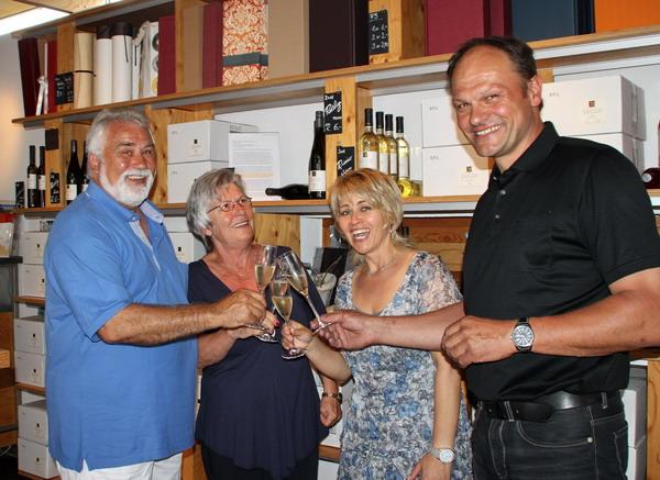 Gudrun und Bernhard Jägle (rechts) konnten heute mit vielen Gästen auf das runde Jubiläum anstoßen.
RegioTrends-Fotos: Reinhard Laniot Gudrun und Bernhard Jägle (rechts) konnten heute mit vielen Gästen auf das runde Jubiläum anstoßen.
RegioTrends-Fotos: Reinhard Laniot