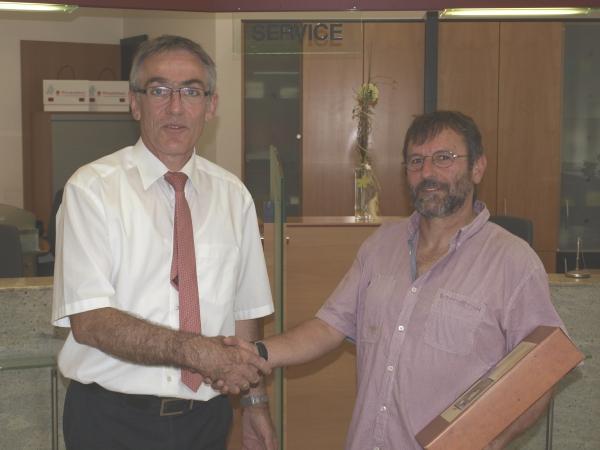 (V.r.n.l.):Der Geschäftsstellenleiter Meinrad Burger gratulierte dem glücklichen Gewinner Josef Andris.
(V.r.n.l.):Der Geschäftsstellenleiter Meinrad Burger gratulierte dem glücklichen Gewinner Josef Andris.