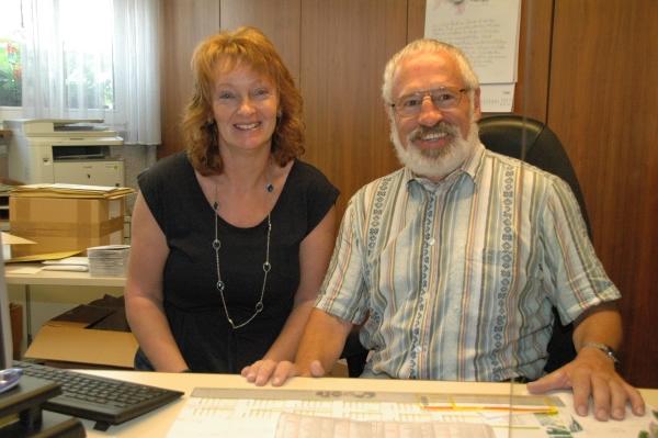 Das freundliche Gesicht des Rathauses: Barbara Hechinger und Michael Lutz empfangen die Bürgerinnen und Bürger im Eingangsbereich des Rathauses.
Foto: Stadt Waldkirch Das freundliche Gesicht des Rathauses: Barbara Hechinger und Michael Lutz empfangen die Bürgerinnen und Bürger im Eingangsbereich des Rathauses.
Foto: Stadt Waldkirch