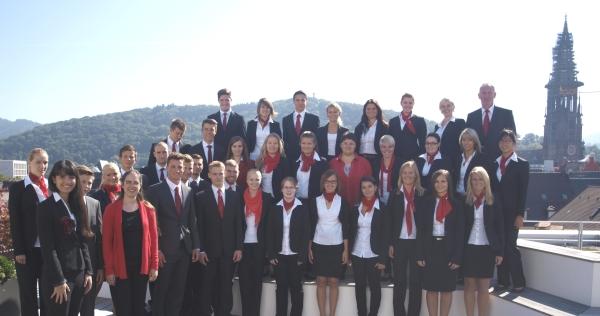 Für 36 junge Frauen und Männer fiel im September der Startschuss für die Ausbildung bei der Sparkasse. Ausbildungsleiter Roman Ringwald (ganz rechts) begleitet sie während dieser Zeit. Für 36 junge Frauen und Männer fiel im September der Startschuss für die Ausbildung bei der Sparkasse. Ausbildungsleiter Roman Ringwald (ganz rechts) begleitet sie während dieser Zeit.