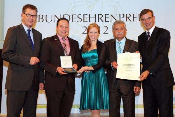 Bundesehrenpreis Wein 2012 für Winzergenossenschaft Achkarren (Baden): Der Parlamentarische Staatssekretär im BMELV, Dr. Gerd Müller (l.), übergab zusammen mit DLG-Präsident Carl-Albrecht Bartmer (r.) und der Deutschen Weinkönigin, Julia Bertram, Urkunde und Medaille an Waldemar Isele und Christoph Rombach. Bundesehrenpreis Wein 2012 für Winzergenossenschaft Achkarren (Baden): Der Parlamentarische Staatssekretär im BMELV, Dr. Gerd Müller (l.), übergab zusammen mit DLG-Präsident Carl-Albrecht Bartmer (r.) und der Deutschen Weinkönigin, Julia Bertram, Urkunde und Medaille an Waldemar Isele und Christoph Rombach.