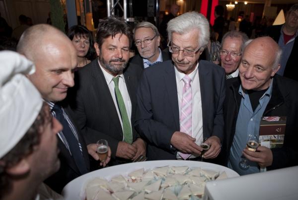Messerundgang mit Emmendingens Oberbürgermeister Stefan Schlatterer, dem Landtagsabgeordneten Reinhold Pix und Freiburgs Erstem Bürgermeister Otto Neideck (Bildquelle: Salzer-Deckert/Pressebüro Freiburg) Messerundgang mit Emmendingens Oberbürgermeister Stefan Schlatterer, dem Landtagsabgeordneten Reinhold Pix und Freiburgs Erstem Bürgermeister Otto Neideck (Bildquelle: Salzer-Deckert/Pressebüro Freiburg)