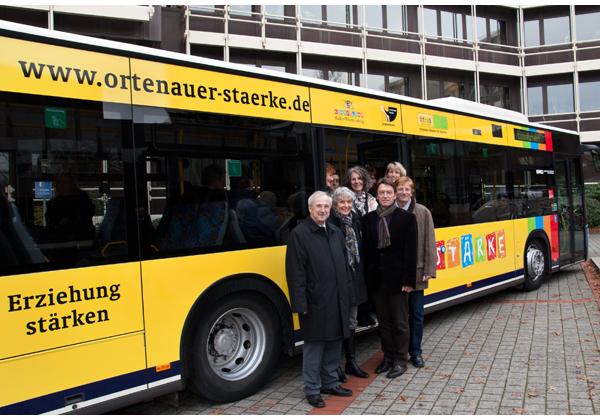 Anbieter des Landesprogramms STÄRKE, der AG Erziehung und Familienbildung des Ortenauer Bündnisses trafen sich am 21. November zu ihrem Jahrestreffen im Landratsamt und begrüßten den neuen STÄRKE-Bus.
Vorne v. links: Eugen Broß (SWEG), Magdalena Seiser (Bildungswerk Achern), Hans-Jürgen Lutz (Landratsamt Ortenaukreis),Christian Studer (Christu Design)
Hinten (v. links): Edeltraut Böhler (Frauen und Mütterzentrum Kehl) und Claudia Weber (DRK Kreisverband Offenburg/Lahr)
Foto: Landratsamt Ortenaukreis. Anbieter des Landesprogramms STÄRKE, der AG Erziehung und Familienbildung des Ortenauer Bündnisses trafen sich am 21. November zu ihrem Jahrestreffen im Landratsamt und begrüßten den neuen STÄRKE-Bus.
Vorne v. links: Eugen Broß (SWEG), Magdalena Seiser (Bildungswerk Achern), Hans-Jürgen Lutz (Landratsamt Ortenaukreis),Christian Studer (Christu Design)
Hinten (v. links): Edeltraut Böhler (Frauen und Mütterzentrum Kehl) und Claudia Weber (DRK Kreisverband Offenburg/Lahr)
Foto: Landratsamt Ortenaukreis.