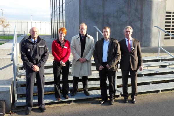 Joachim Stein (stv. Vollzugsdienstleiter), Miriam Kümmerle (stv. Leiterin JVA), Jürgen Filius MdL, Thomas Marwein MdL und Hans-Peter Wurdak (Leiter JVA) Joachim Stein (stv. Vollzugsdienstleiter), Miriam Kümmerle (stv. Leiterin JVA), Jürgen Filius MdL, Thomas Marwein MdL und Hans-Peter Wurdak (Leiter JVA)