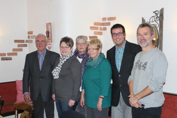 Ein starkes Team für die Emil Dörle Realschule Herbolzheim:
Rolf Wangler, Gabriele Klipfel, Ellen Hamann, Birgit Weber, Dennis Özkan und Ludwig Stalf Ein starkes Team für die Emil Dörle Realschule Herbolzheim:
Rolf Wangler, Gabriele Klipfel, Ellen Hamann, Birgit Weber, Dennis Özkan und Ludwig Stalf