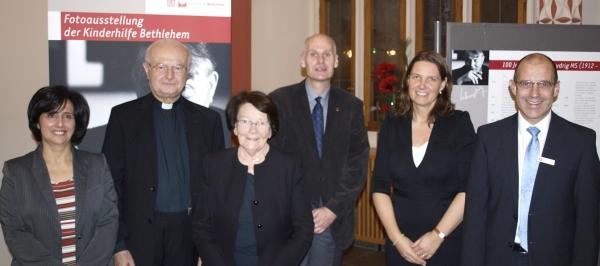 Gruppenbild (v.l.n.r.): Die Chefärztin des Caritas Baby Hospitals in Bethlehem Hiyam Marzouqa, Erzbischof Robert Zollitsch, Stadträtin Ellen Breckwoldt, der Präsident der Kinderhilfe Betlehem Pfarrer Michael Schweiger, die Leiterin der Kinderhilfe Bethlehem im Deutschen Caritasverband Carmen Sibbing sowie der stellvertretende Vorstandsvorsitzende der Sparkasse Erich Greil eröffneten die Jubiläenausstellung feierlich. Gruppenbild (v.l.n.r.): Die Chefärztin des Caritas Baby Hospitals in Bethlehem Hiyam Marzouqa, Erzbischof Robert Zollitsch, Stadträtin Ellen Breckwoldt, der Präsident der Kinderhilfe Betlehem Pfarrer Michael Schweiger, die Leiterin der Kinderhilfe Bethlehem im Deutschen Caritasverband Carmen Sibbing sowie der stellvertretende Vorstandsvorsitzende der Sparkasse Erich Greil eröffneten die Jubiläenausstellung feierlich.