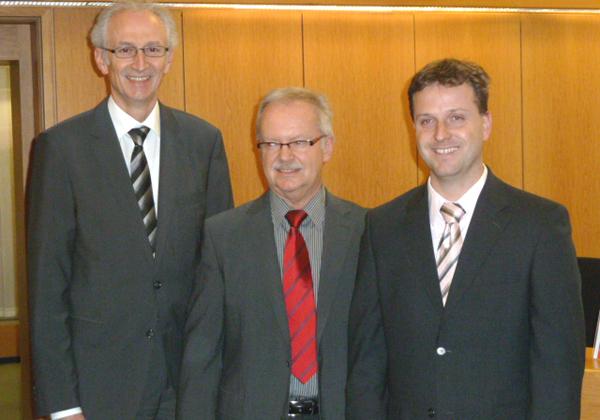 Von links: Filialdirektor Werner Kaliner verabschiedete Johann Kapp in den Ruhestand und begrüßte Patrick Thoma an seinem neuen Arbeitsplatz. Von links: Filialdirektor Werner Kaliner verabschiedete Johann Kapp in den Ruhestand und begrüßte Patrick Thoma an seinem neuen Arbeitsplatz.