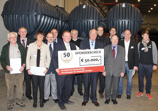 Graf spendet 50.000 Euro an gemeinnützige Einrichtungen. Im Bild: Siegfried Markstahler (Förderverein Burgruine Landeck), Werner Schillinger (Winzerkapelle Köndringen), Martha Putz (Förderverein Hilla von Rebay), Rolf Heitzmann (DRK), Claus Huber (Feuerwehr), Heinz-Rudolf Hagenacker (Bürgermeister), Markus Felder (Realschule), Otto F. Graf, Otto P. Graf, Jonas Muth (Jugendpflege), Markus Keune und David Braun (SpoFunnies), (v. l.).
Fotoquelle „Otto Graf GmbH“ Graf spendet 50.000 Euro an gemeinnützige Einrichtungen. Im Bild: Siegfried Markstahler (Förderverein Burgruine Landeck), Werner Schillinger (Winzerkapelle Köndringen), Martha Putz (Förderverein Hilla von Rebay), Rolf Heitzmann (DRK), Claus Huber (Feuerwehr), Heinz-Rudolf Hagenacker (Bürgermeister), Markus Felder (Realschule), Otto F. Graf, Otto P. Graf, Jonas Muth (Jugendpflege), Markus Keune und David Braun (SpoFunnies), (v. l.).
Fotoquelle „Otto Graf GmbH“