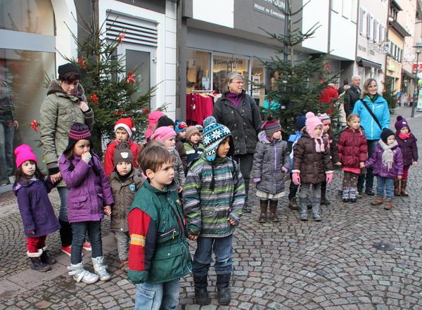 Waldkindergarten Denzlingen musiziert. Aufmerksame Zuhörer: Kindergarten an der Wiese (Emmendingen) 