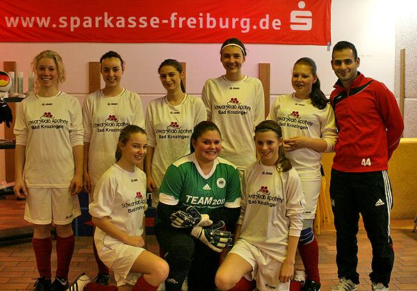 FC Bad Krozingen. Hinten von links: Mia Altenburger, Ellen Diener, Vanessa Heckel, Paula Becker, Laura Disch und Ali Nassereddine. Vorne von links: Lea Pirk, Luisa Helbing und Gloria von Bosse. Foto: Nicolas Weidl FC Bad Krozingen. Hinten von links: Mia Altenburger, Ellen Diener, Vanessa Heckel, Paula Becker, Laura Disch und Ali Nassereddine. Vorne von links: Lea Pirk, Luisa Helbing und Gloria von Bosse. Foto: Nicolas Weidl