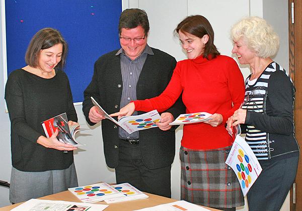 Stellten gemeinsam das neue, große Programm der VHS vor (von links): Verwaltungsleiterin Christine Ziegler, Dr. Ralf Karl Oenning, Leiter der Volkshochschule, sowie die Fachsbereichsleiterinnen Karin Roling und Wilma Raynor.
Foto: Nicolas Weidl Stellten gemeinsam das neue, große Programm der VHS vor (von links): Verwaltungsleiterin Christine Ziegler, Dr. Ralf Karl Oenning, Leiter der Volkshochschule, sowie die Fachsbereichsleiterinnen Karin Roling und Wilma Raynor.
Foto: Nicolas Weidl