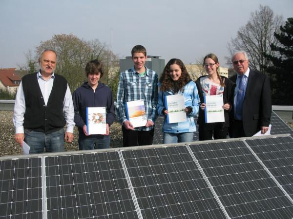 Rudolf Müller, Leiter der seit 2011 existierenden Solar-AG, und Mitglieder der Solar-AG freuen sich über die Auszeichnung: von 150 Schulen haben sie es beim Wettbewerb um den Deutschen Klimapreis unter die 20 besten geschafft und 1000 Euro gewonnen. Das jüngste Projekt sieht die Erweiterung der Photovoltaik Anlage vor, um Strom für die Schule und das Krankenhaus bei den Burundikids zu liefern. Schulleiter Günter Krug gratulierte den engagierten Vertretern der Solar-AG. Rudolf Müller, Leiter der seit 2011 existierenden Solar-AG, und Mitglieder der Solar-AG freuen sich über die Auszeichnung: von 150 Schulen haben sie es beim Wettbewerb um den Deutschen Klimapreis unter die 20 besten geschafft und 1000 Euro gewonnen. Das jüngste Projekt sieht die Erweiterung der Photovoltaik Anlage vor, um Strom für die Schule und das Krankenhaus bei den Burundikids zu liefern. Schulleiter Günter Krug gratulierte den engagierten Vertretern der Solar-AG.