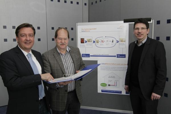 (V.li) Hans-Jürgen Hamburger (Projektleiter bei badenova), Peter Maier, Innungsvorstand der SHK-Innung Lörrach und Achim Röderer (Marketingleiter badenova) bei der Vorstellung des Contracting-Modells „ExtraWärme“. (V.li) Hans-Jürgen Hamburger (Projektleiter bei badenova), Peter Maier, Innungsvorstand der SHK-Innung Lörrach und Achim Röderer (Marketingleiter badenova) bei der Vorstellung des Contracting-Modells „ExtraWärme“.