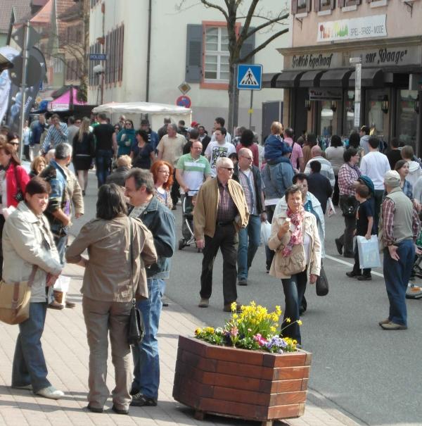 Diesen Sonntag findet wieder der beliebte verkaufsoffene Sonntag in der Oberkircher Innenstadt statt. Zahlreiche Attraktionen erwarten die Besucher an dem Tag.
Photo: Stadtmarketing Oberkirch e.V. Diesen Sonntag findet wieder der beliebte verkaufsoffene Sonntag in der Oberkircher Innenstadt statt. Zahlreiche Attraktionen erwarten die Besucher an dem Tag.
Photo: Stadtmarketing Oberkirch e.V.