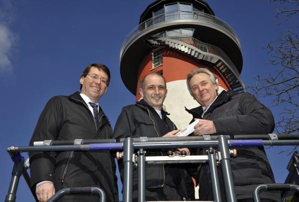 Bruno Metz, Jürgen Rauer und Jürgen Mack mit Feuerwehrmännern Bruno Metz, Jürgen Rauer und Jürgen Mack mit Feuerwehrmännern