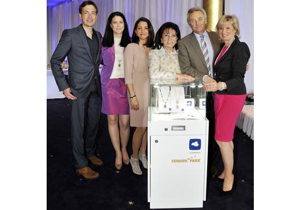 Oliver und Bianca Kleine, Celina Schlensak, Regine Sixt, Jürgen und Mauritia Mack bei der Schmuckpräsentation.
Oliver und Bianca Kleine, Celina Schlensak, Regine Sixt, Jürgen und Mauritia Mack bei der Schmuckpräsentation.