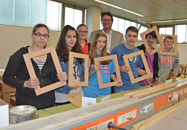 Die Schülerinnen und Schüler von Ortenauer Realschulen sind im Rahmen der JET-Erkundungstage in der Gewerbe Akademie Appenweier und im IHK-Bildungszentrum Offenburg eifrig bei der Sache. Im Hintergrund der Leiter der Gewerbe Akademie, Dr. Dirk F. Gebert und die Porjektleiterin Katharina Schulz.
Die Schülerinnen und Schüler von Ortenauer Realschulen sind im Rahmen der JET-Erkundungstage in der Gewerbe Akademie Appenweier und im IHK-Bildungszentrum Offenburg eifrig bei der Sache. Im Hintergrund der Leiter der Gewerbe Akademie, Dr. Dirk F. Gebert und die Porjektleiterin Katharina Schulz.