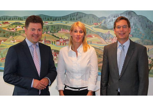 Europa vor der Kreiskulisse: Dr. Andreas Schwab, MdEP, Silke Tebel-Haas von der Europa- und der Pressestelle und Landrat Hanno Hurth (von links)
Foto: Landratsamt Emmendingen Europa vor der Kreiskulisse: Dr. Andreas Schwab, MdEP, Silke Tebel-Haas von der Europa- und der Pressestelle und Landrat Hanno Hurth (von links)
Foto: Landratsamt Emmendingen