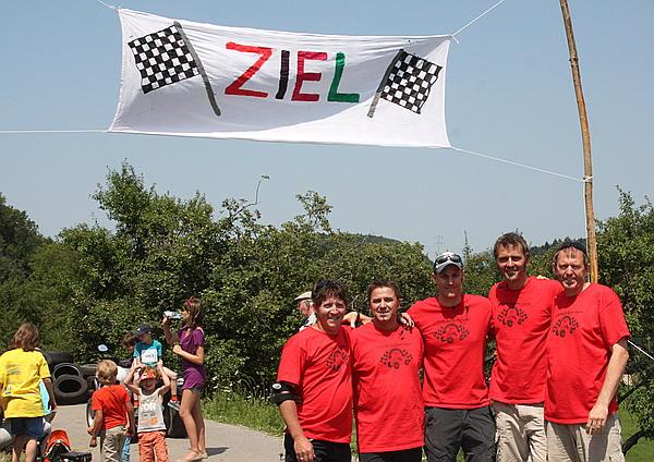 Raphael Schlotter, Klaus Hoch, Ralf Lengert, Frank Leonhardt, Andrea Gehri - organisieren das Bobby-Car-Rennen. Der Erlös kommt dem einheimischen Kindergarten Sonnenwiese zu gutei
RegioTrends-Fotos: Reinhard Laniot Raphael Schlotter, Klaus Hoch, Ralf Lengert, Frank Leonhardt, Andrea Gehri - organisieren das Bobby-Car-Rennen. Der Erlös kommt dem einheimischen Kindergarten Sonnenwiese zu gutei
RegioTrends-Fotos: Reinhard Laniot