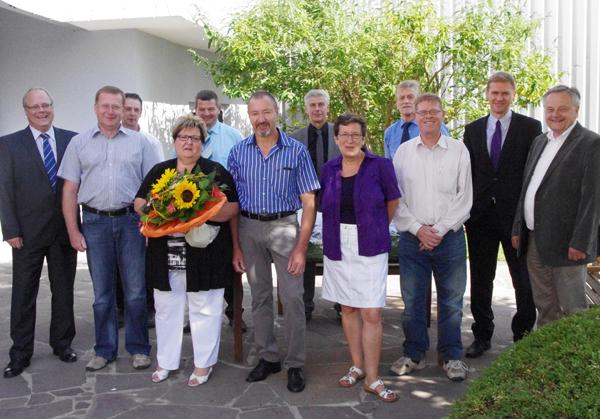Auf dem Foto die vier Jubilare, 1. Reihe Mitte.
V.l.n.r.: Matthias Buggle (Personalleiter), Thomas Wörle (Vorgesetzter Hr. Dirr), Jubilar Markus Geppert, Stefan Gauss (Geschäftsbereichsleiter Metallbau), Ehefrau Dirr, Karlheinz Geisenberger (Vorgesetzter Hr. Geppert), Jubilar Walter Dir, Hermann Kaspar (stellv. Bürgermeister Stadt Kenzingen), Jubilarin Ingrid Philipsen, Jubilar Thilo Berger, Lars Kußler (Geschäftsführer), Harald Staffa (Vorgesetzter Hr. Berger). Auf dem Foto die vier Jubilare, 1. Reihe Mitte.
V.l.n.r.: Matthias Buggle (Personalleiter), Thomas Wörle (Vorgesetzter Hr. Dirr), Jubilar Markus Geppert, Stefan Gauss (Geschäftsbereichsleiter Metallbau), Ehefrau Dirr, Karlheinz Geisenberger (Vorgesetzter Hr. Geppert), Jubilar Walter Dir, Hermann Kaspar (stellv. Bürgermeister Stadt Kenzingen), Jubilarin Ingrid Philipsen, Jubilar Thilo Berger, Lars Kußler (Geschäftsführer), Harald Staffa (Vorgesetzter Hr. Berger).