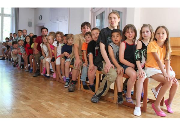 Diese Hocker halten vieles aus: Schreinerlehrlinge der GHSE und Schüler der Sprachheilschule Emmendingen

Foto: Silke Tebel-Haas, Landratsamt Emmendingen