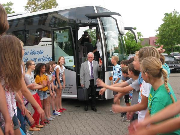 Am Tag seiner Verabschiedung wird Schulleiter Günter Krug von einem Spalier von Schülern auf dem Schulhof empfangen. Am Tag seiner Verabschiedung wird Schulleiter Günter Krug von einem Spalier von Schülern auf dem Schulhof empfangen.