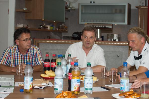 Dieter Bühler (1.Vorstand), Hans-Joachim Meyer (2.Vorstand) und Co-Trainer Jens Matuschek (v.l.) stellen sich der Presse Dieter Bühler (1.Vorstand), Hans-Joachim Meyer (2.Vorstand) und Co-Trainer Jens Matuschek (v.l.) stellen sich der Presse