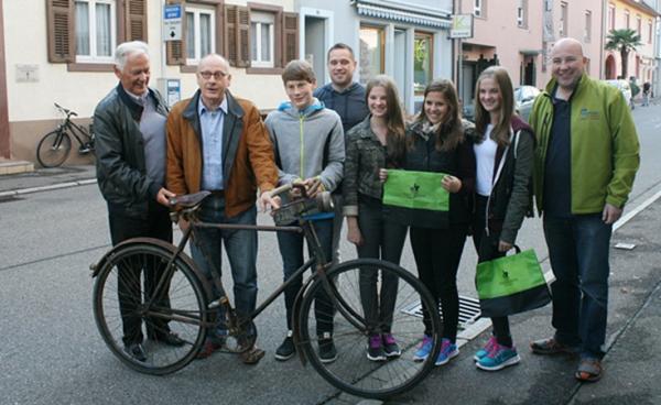 Pressetermin heute Vormittag. Von links: Friedhelm Baltes, Dieter Ritter, Juri Flamm, Duschan Remenji, Jana Schneider, Pia Gerber, Milena Schneider, Heiko Grafmüller mit historischen Fahrrad des Wehrle-Werkes Pressetermin heute Vormittag. Von links: Friedhelm Baltes, Dieter Ritter, Juri Flamm, Duschan Remenji, Jana Schneider, Pia Gerber, Milena Schneider, Heiko Grafmüller mit historischen Fahrrad des Wehrle-Werkes