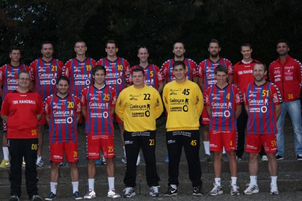 Hinten von links: Florian Troxler, Wojciech Bablewski, Vilius Jouzaitis, Tobias Hüglin, Sebastian Schäfer, Andrius Zigelis, Philipp Schollmeyer, Physiotherapeut Malte Sauer, Trainer Auri Steponavicius
Vordere Reihe von links: Zeitnehmer Daniel Bodemer, Benjamin Rollinger, Janik Pommeranz, Frank
Klomfass, Daniel Walther, Denis Michelbach, Dalius Rasicevicius
Hinten von links: Florian Troxler, Wojciech Bablewski, Vilius Jouzaitis, Tobias Hüglin, Sebastian Schäfer, Andrius Zigelis, Philipp Schollmeyer, Physiotherapeut Malte Sauer, Trainer Auri Steponavicius
Vordere Reihe von links: Zeitnehmer Daniel Bodemer, Benjamin Rollinger, Janik Pommeranz, Frank
Klomfass, Daniel Walther, Denis Michelbach, Dalius Rasicevicius