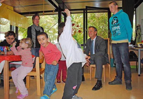 Landrat Frank Scherer (Mitte) und Kinder des Schulkindergartens Wunderkind, links im Bild: Erzieherin Renate Schaub-Lehmann, rechts: Klassensprecher Marcel Patzki von der Hauptstufe H 1.
Foto: Hansjakob-Schule Offenburg Landrat Frank Scherer (Mitte) und Kinder des Schulkindergartens Wunderkind, links im Bild: Erzieherin Renate Schaub-Lehmann, rechts: Klassensprecher Marcel Patzki von der Hauptstufe H 1.
Foto: Hansjakob-Schule Offenburg