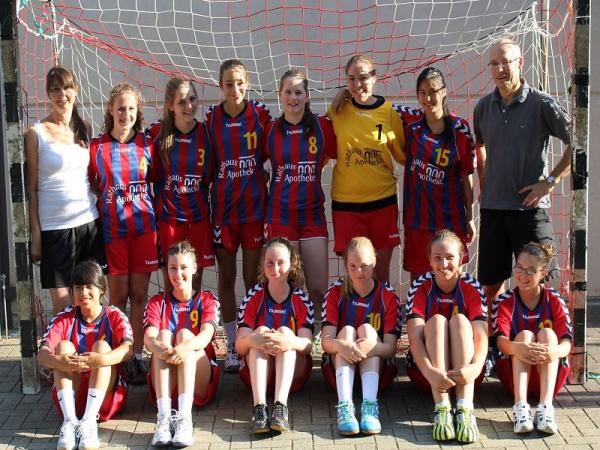 Hintere Reihe von links: Trainerin B2 Heike Vollrath, Daniela Schröder, Luisa Mutz, Johanna Chaumet, Tessa Fischer, Claudia Manz, Cindy Tran, Trainer B1 Manfred Chaumet
Vordere Reihe von links: Alexandra Klammer, Jasmin Vollrath, Madlen Müller, Julia Stärk, Ayla Mededovic, Vivien Nowara
Es fehlen: Verena Hölle, Janine Huck, Ida Vossler, Jennifer Weirich Hintere Reihe von links: Trainerin B2 Heike Vollrath, Daniela Schröder, Luisa Mutz, Johanna Chaumet, Tessa Fischer, Claudia Manz, Cindy Tran, Trainer B1 Manfred Chaumet
Vordere Reihe von links: Alexandra Klammer, Jasmin Vollrath, Madlen Müller, Julia Stärk, Ayla Mededovic, Vivien Nowara
Es fehlen: Verena Hölle, Janine Huck, Ida Vossler, Jennifer Weirich