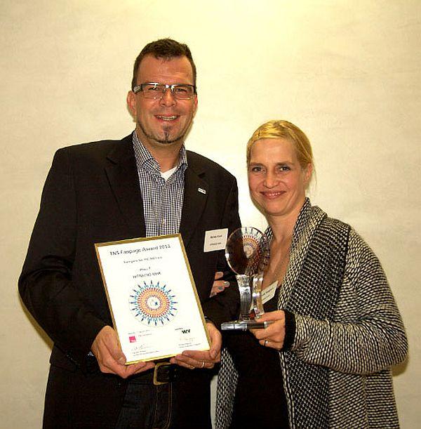 HITRADIO OHR Chef Markus Knoll und Marketingleiterin Claudia Roggisch mit der begehrten Trophäe! HITRADIO OHR Chef Markus Knoll und Marketingleiterin Claudia Roggisch mit der begehrten Trophäe!