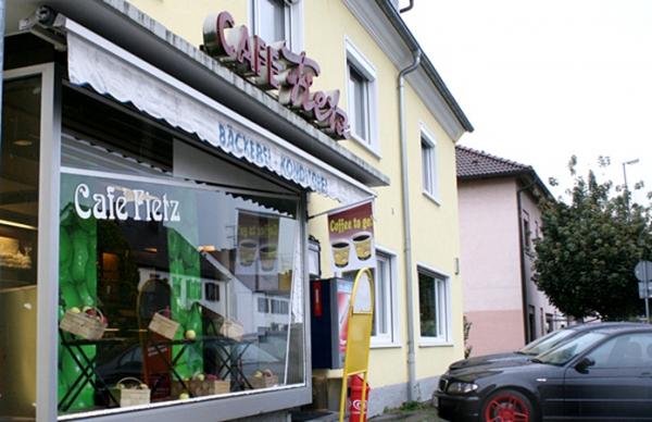 Cafe Fietz: Vor 60 Jahren feierte man die Eröffnung und genau 30 Jahre versorgt nun Oswin Dages dort als Inhaber täglich seine Kunden mit frischen Backwaren. Cafe Fietz: Vor 60 Jahren feierte man die Eröffnung und genau 30 Jahre versorgt nun Oswin Dages dort als Inhaber täglich seine Kunden mit frischen Backwaren.