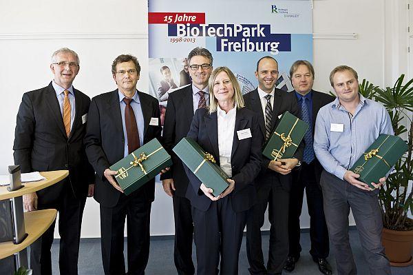 FWTM-Geschäftsführer Bernd Dallmann und Oberbürgermeister Dieter Salomon mit Unternehmensvertretern der Unternehmen RCA KG, BioTissue Technologies GmbH und ChemCon GmbH, alles Unternehmen der „ersten Stunde“, die seit 15 Jahren im BioTechPark ansässig sind.
Von links nach rechts:
Bernd Dallmann, Karl Reuter (RCA KG), Dieter Salomon, Katrin Schröder (BioTissue), Raphael Vogler (Chemcon), Peter Gockel (Chemcon) und Andreas Miller. FWTM-Geschäftsführer Bernd Dallmann und Oberbürgermeister Dieter Salomon mit Unternehmensvertretern der Unternehmen RCA KG, BioTissue Technologies GmbH und ChemCon GmbH, alles Unternehmen der „ersten Stunde“, die seit 15 Jahren im BioTechPark ansässig sind.
Von links nach rechts:
Bernd Dallmann, Karl Reuter (RCA KG), Dieter Salomon, Katrin Schröder (BioTissue), Raphael Vogler (Chemcon), Peter Gockel (Chemcon) und Andreas Miller.