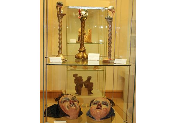 Neben sakralen Werken von Cyriak Huber werden auch Fasentsmasken und Stabhalterstäbe in der Sonderausstellung gezeigt.
Photo: Dr. Irmgard Schwanke/Stadt Oberkirch
Neben sakralen Werken von Cyriak Huber werden auch Fasentsmasken und Stabhalterstäbe in der Sonderausstellung gezeigt.
Photo: Dr. Irmgard Schwanke/Stadt Oberkirch
