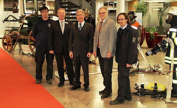 Von links nach rechts:
1. Ralf Wieseke, Feuerwehr Stadt Lahr
2. Klaus Bühler, Bereichsdirektor Lahr der Sparkasse Offenburg/Ortenau
3. Oberbürgermeister Dr. Wolfgang G. Müller
4. Hermann Kleinschmidt, 1. Vorstand, Förderverein Feuerwehr Lahr e.V.
5. Thomas Happersberger, Leiter Feuerwehr Stadt Lahr Von links nach rechts:
1. Ralf Wieseke, Feuerwehr Stadt Lahr
2. Klaus Bühler, Bereichsdirektor Lahr der Sparkasse Offenburg/Ortenau
3. Oberbürgermeister Dr. Wolfgang G. Müller
4. Hermann Kleinschmidt, 1. Vorstand, Förderverein Feuerwehr Lahr e.V.
5. Thomas Happersberger, Leiter Feuerwehr Stadt Lahr