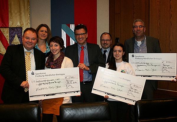 Von links: Bürgermeister Heinz-Rudolf Hagenacker, Petra Gisler und Rebecca Kopp (Kinder- und Jugendbüro Teningen), Andreas Cordier (Kiwanis-Club Emmendingen), Rolf Heitzmann (Deutsches Rote Kreuz), Judith Heitzmann (Jugendrotkreuz) Markus Birmele (Präsident TuS Teningen)
Von links: Bürgermeister Heinz-Rudolf Hagenacker, Petra Gisler und Rebecca Kopp (Kinder- und Jugendbüro Teningen), Andreas Cordier (Kiwanis-Club Emmendingen), Rolf Heitzmann (Deutsches Rote Kreuz), Judith Heitzmann (Jugendrotkreuz) Markus Birmele (Präsident TuS Teningen)