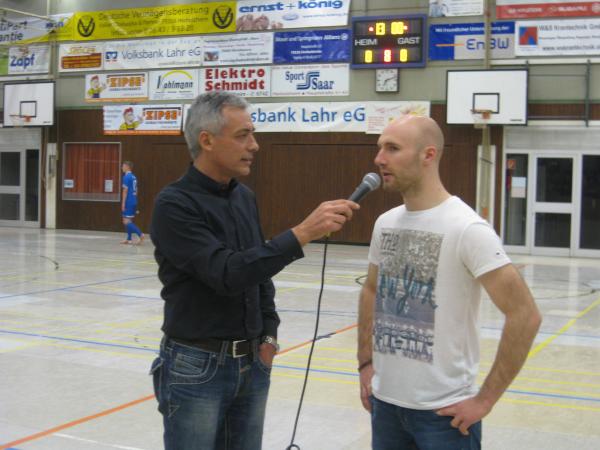 Moderator Manfred Schäfer mit EHC-Kapitän Philipp Rießle Moderator Manfred Schäfer mit EHC-Kapitän Philipp Rießle