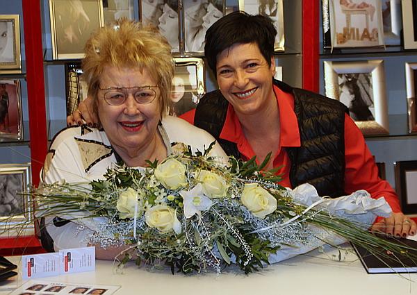 Herzlicher Abschied: Daniela Nietzel und Christl Gräber (links) 

Foto: Reinhard Laniot, EMMENDINGER ZEITUNG