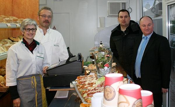 Von links: Simone Friedrich-Schulz, Heinrich Schulz (Inh. Bäckerei Friedrich, Bernd Dosch (Ortsvorsteher Orschweier), Dietmar Benz (Bürgermeister Mahlberg) Von links: Simone Friedrich-Schulz, Heinrich Schulz (Inh. Bäckerei Friedrich, Bernd Dosch (Ortsvorsteher Orschweier), Dietmar Benz (Bürgermeister Mahlberg)