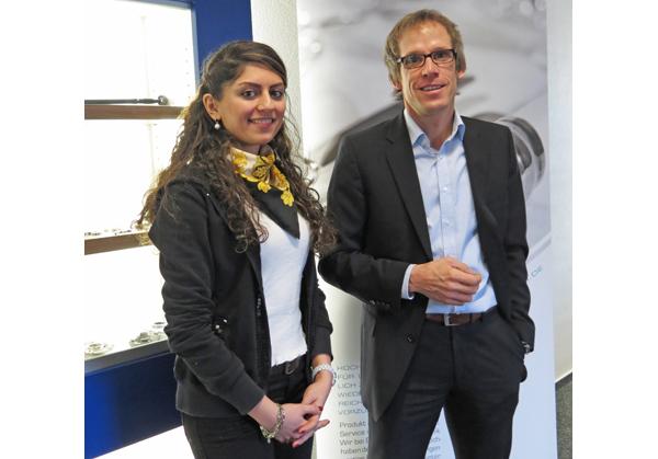 Software-Programmiererin Sara Ghadimi aus Teheran/Iran ist derzeit zum Praktikum bei Erdrich Umformtechnik; hier mit Geschäftsführer Nicolas Erdrich. Software-Programmiererin Sara Ghadimi aus Teheran/Iran ist derzeit zum Praktikum bei Erdrich Umformtechnik; hier mit Geschäftsführer Nicolas Erdrich.