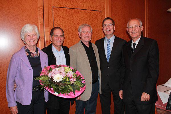 Gemeinsame israelisch-deutsche Freude über die hohe Auszeichnung: Helga Reibold, Moshe Radomski, Helmut Reibold, Landrat Hanno Hurth und Landrat Moti Delgo, Landrat von Drom Hasharon (v. l.)
Foto: Silke Tebel-Haas, Landratsamt Emmendingen