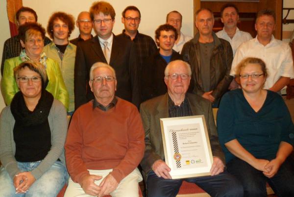 Das neue Ehrenmitglied Richard Schneider eingerahmt von weiteren Geehrten des MSRT Freiamt:
Stehend von links: Nicole Reifert, Horst Bühler, Richard Schneider, Cordula Döbele (sitzend vlnr); Nikolaus Döbele, Helga Hauber, Sebbi Fakler, Günter Lehmann, Siggi Weber, Frank Böcherer, Manuel Prinzen, Helmut Hundertpfund, Alfred Blust, Thomas Döbele und Uwe Wenzel
Das neue Ehrenmitglied Richard Schneider eingerahmt von weiteren Geehrten des MSRT Freiamt:
Stehend von links: Nicole Reifert, Horst Bühler, Richard Schneider, Cordula Döbele (sitzend vlnr); Nikolaus Döbele, Helga Hauber, Sebbi Fakler, Günter Lehmann, Siggi Weber, Frank Böcherer, Manuel Prinzen, Helmut Hundertpfund, Alfred Blust, Thomas Döbele und Uwe Wenzel